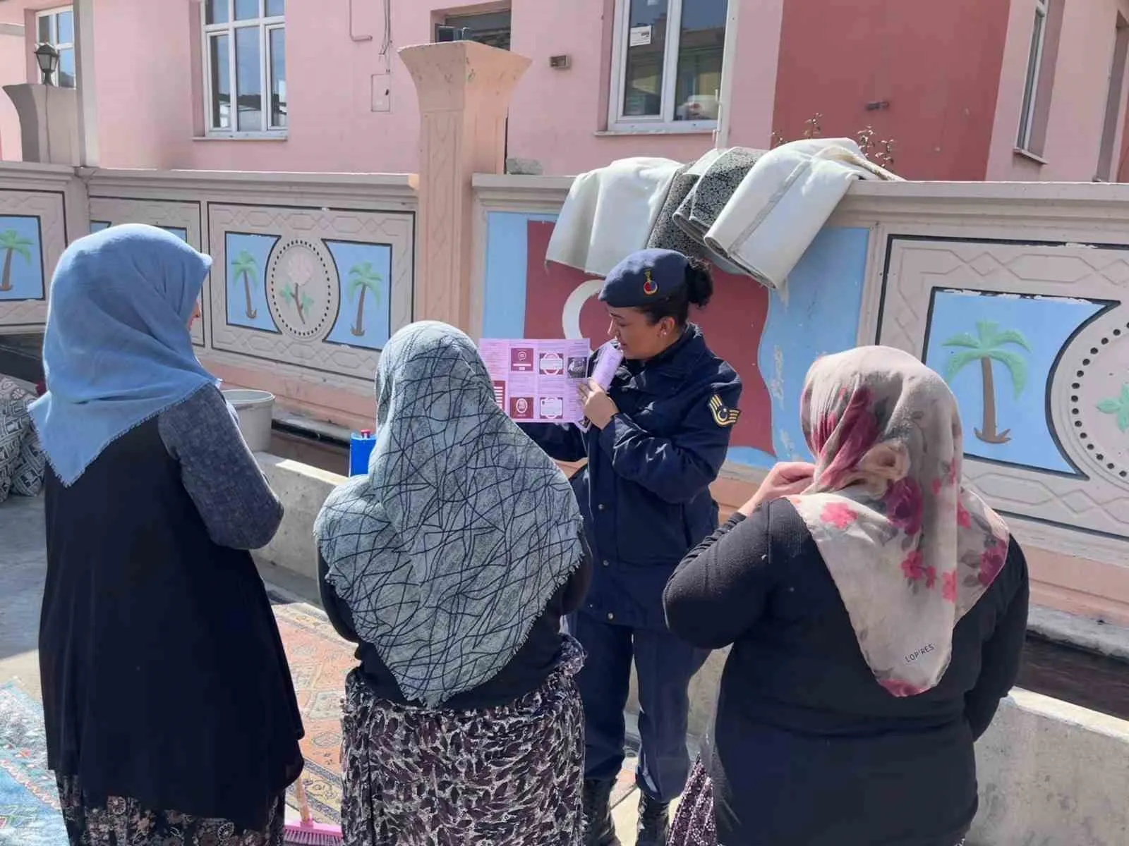 İscehisar’da jandarmadan güvenli yaşam eğitimi: Şiddete karşı tek tuşla koruma