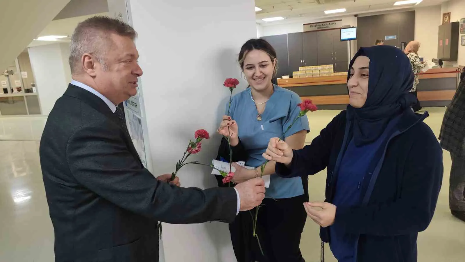 Manisa'da sağlıkta nezaket rüzgarı: Hastalar haklarını karanfillerle öğrendi