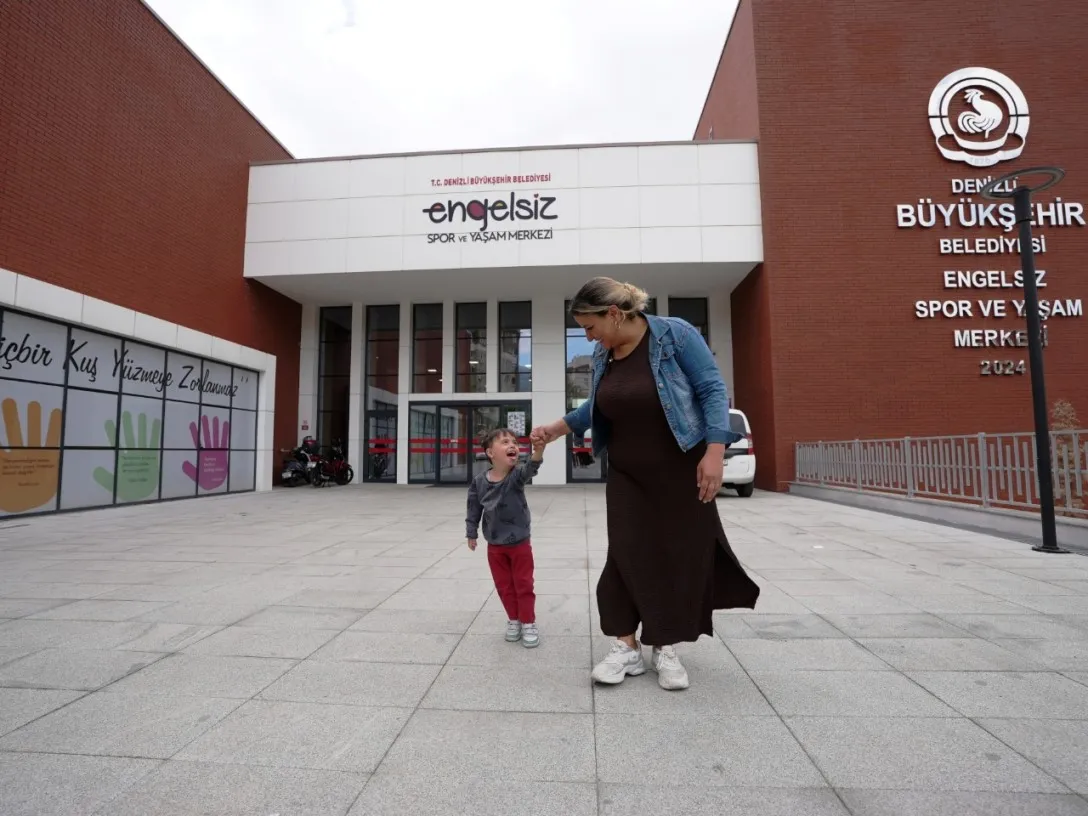 Emeklemekten bağımsız adımlara: Minik Hüseyin’in büyük başarısı