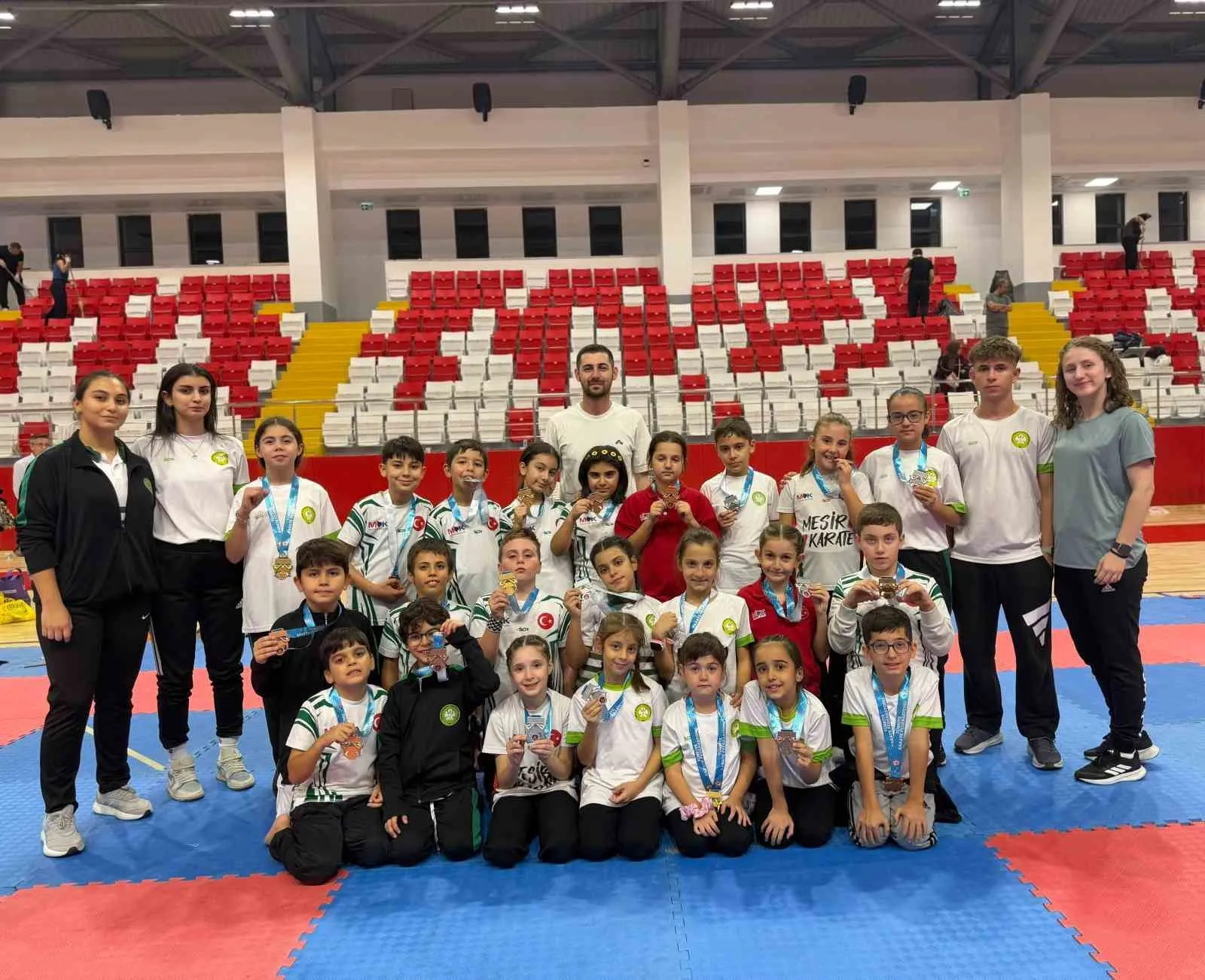 Karatecilerden İzmir çıkarması: Manisa BBSK bölge şampiyonu oldu