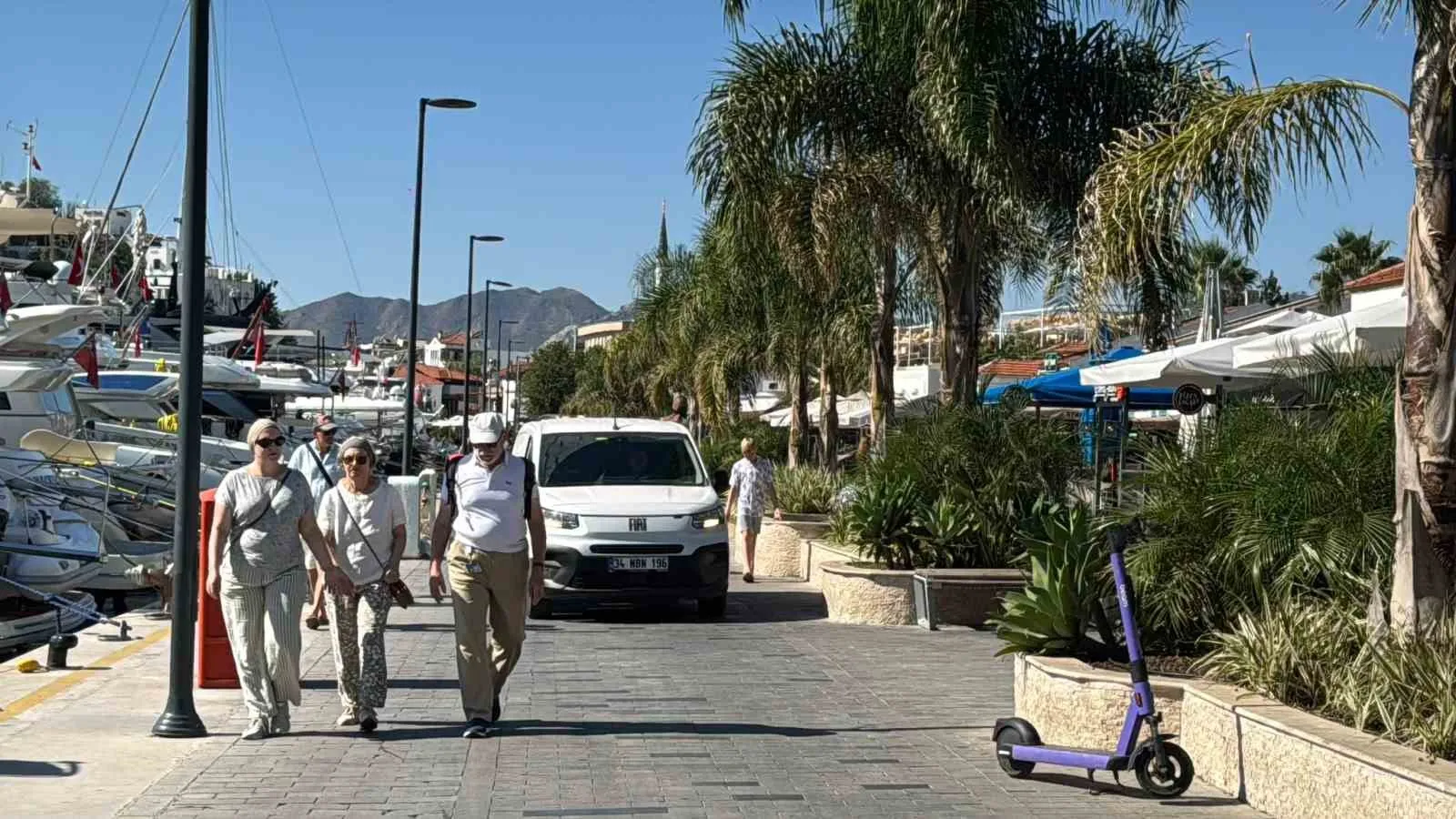 Marmaris limanlarında kruvaziyer bereketi: Binlerce turist şehre akın etti