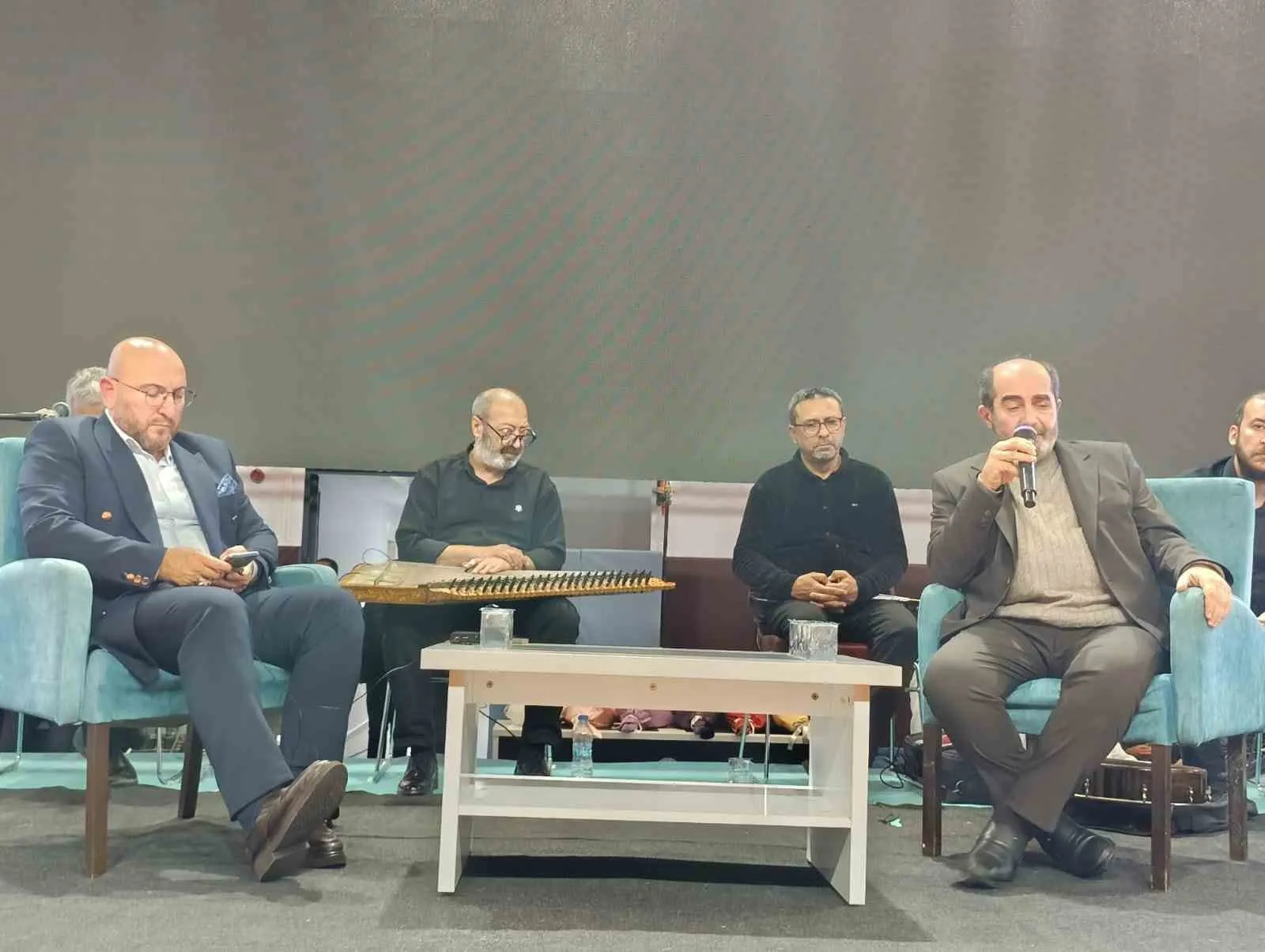 Salihli'de kültür şöleni: Spor salonu doldu taştı, vatandaşlar yere oturdu