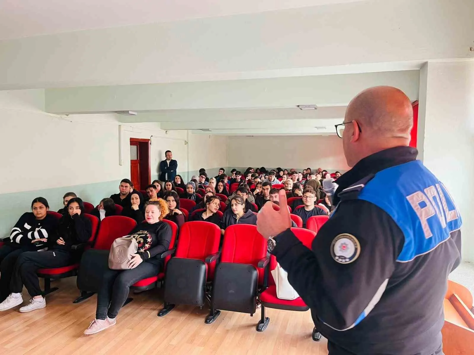 Afyonkarahisar’da polisten gençlere kritik uyarılar: Güvenli gelecek için okulda buluştular