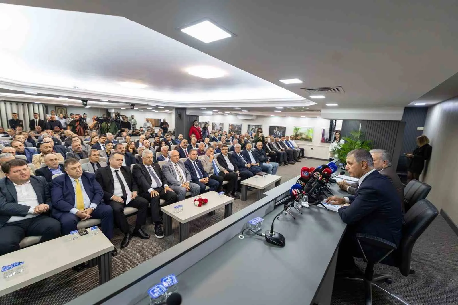 Cemil Tugay’dan İzmir esnafına çifte müjde: Su faturalarında indirim dönemi başlıyor