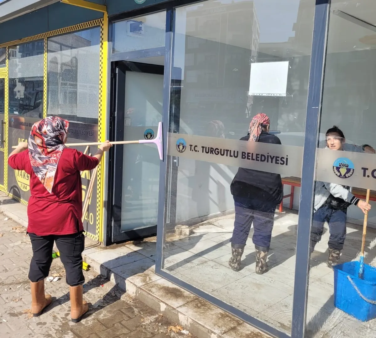 Turgutlu'da duraklara hijyen dokunuşu: Ortak alanları koruma çağrısı