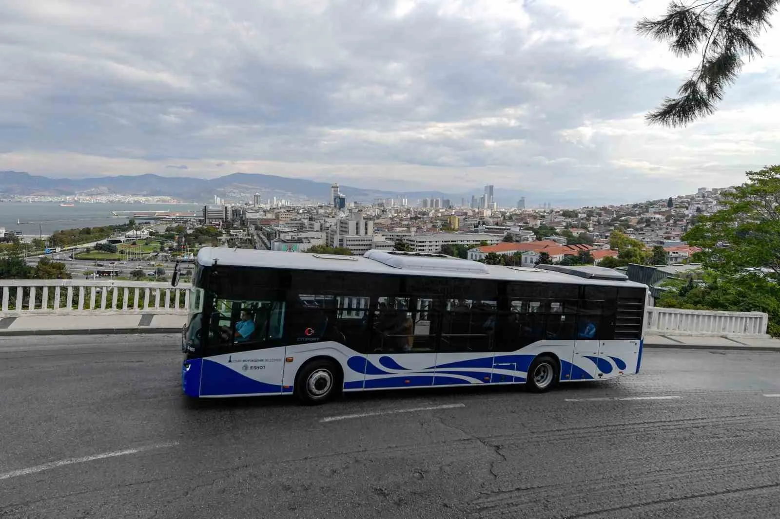 İzmir yollarında dev takviye: 111 yeni otobüsle ulaşım seferberliği