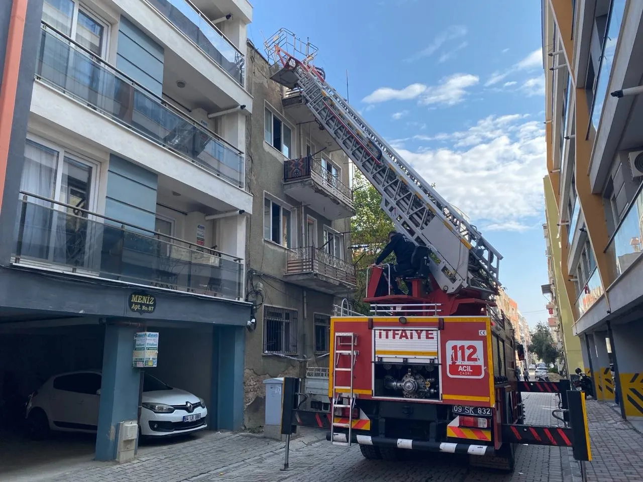 Efeler'de korkulu bekleyiş: Çatıya tırmanan kedi ekipleri alarma geçirdi
