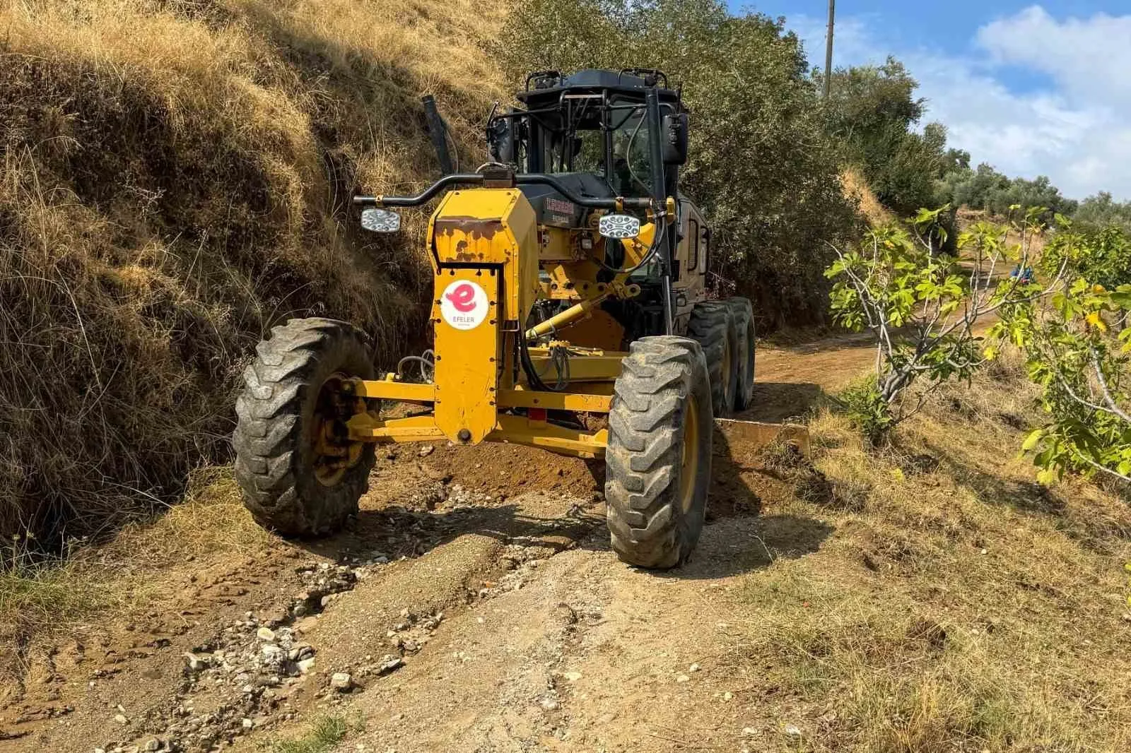 Efeler’de seferberlik: Yağışın tıkadığı yollara belediye dokunuşu
