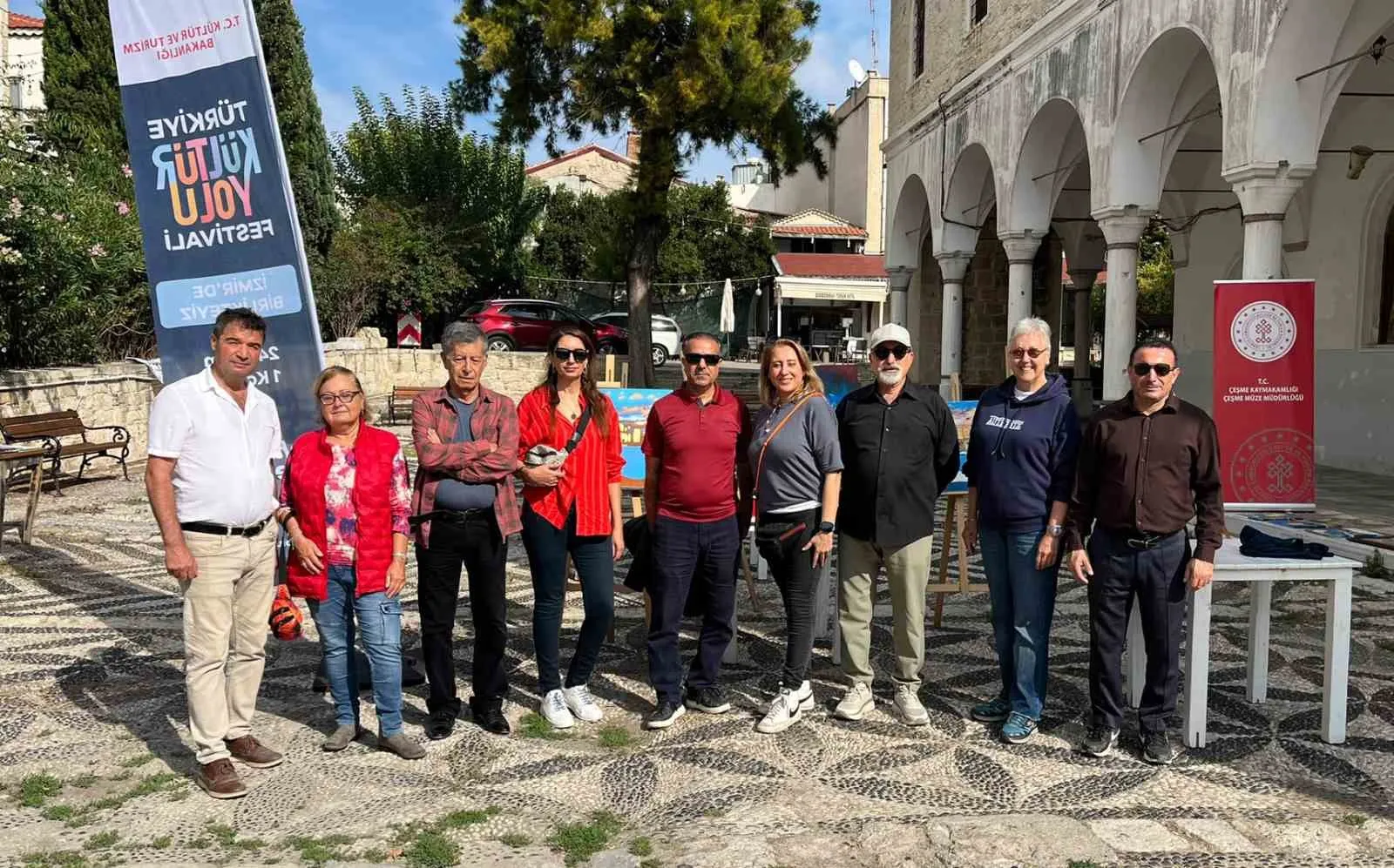 Çeşme’nin ruhu fırça darbeleriyle ölümsüzleşti: Sanatçılar tarihi dokuyu tuvallere taşıdı