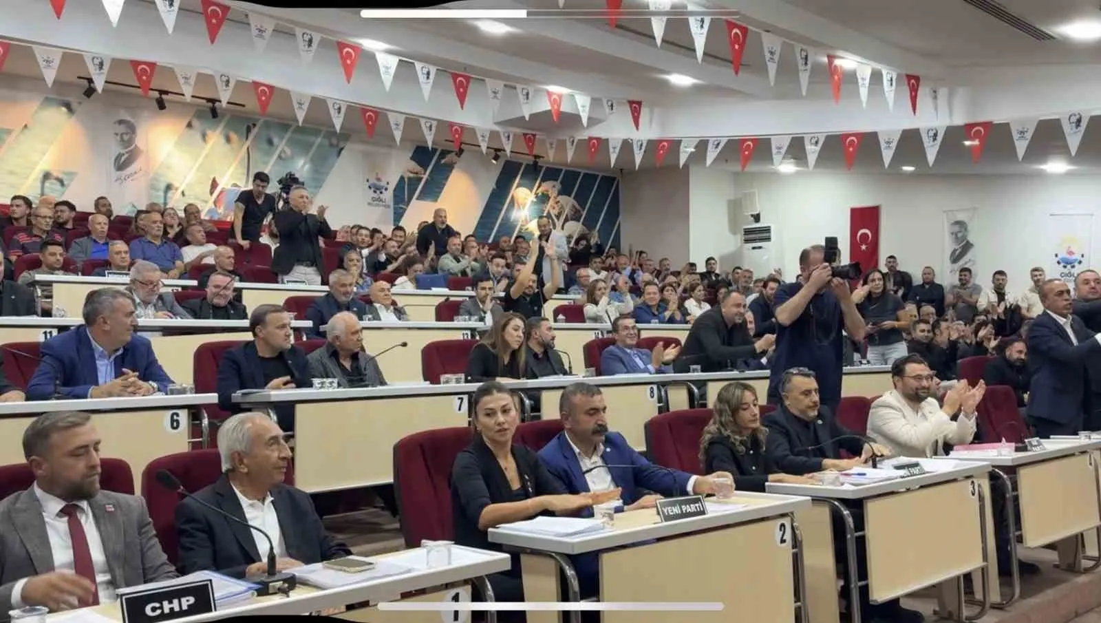 Çiğli Belediye Meclisinde tansiyon tavan yaptı: Başkan Yıldız’a protesto ve su şişeli saldırı