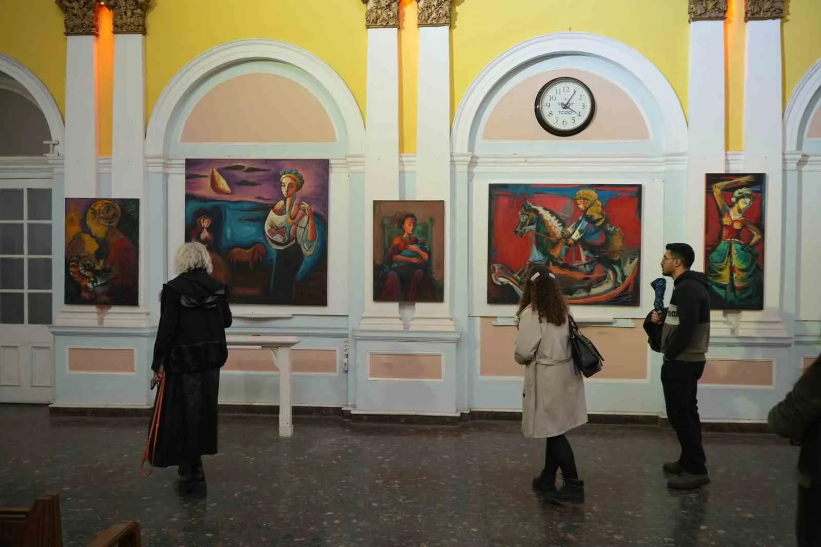 İzmir'in sanat duraklarında derinleşen yolculuk: Aynalardan tuvale uzanan keşif