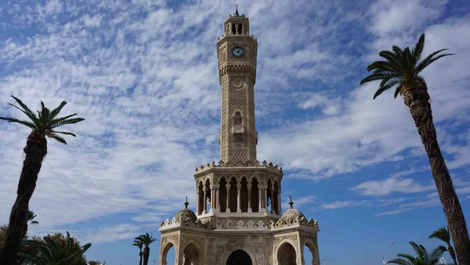 İzmir'in zamansız imzası: 125 yıldır Konak'ın merkezinde yükseliyor