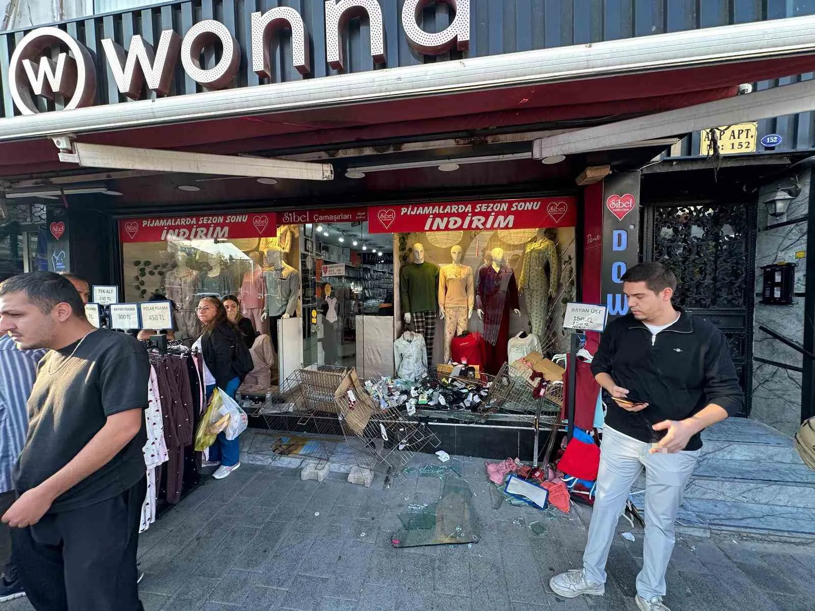 İzmir’de hafta sonu paniği: Caddede kontrolden çıkan araç dükkana daldı