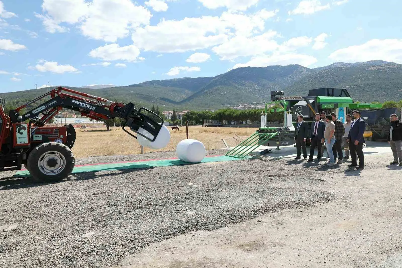 Tavas’ta çiftçinin yükünü hafifleten dev iş birliği: Silaj paketlemede masraf dönemi kapandı