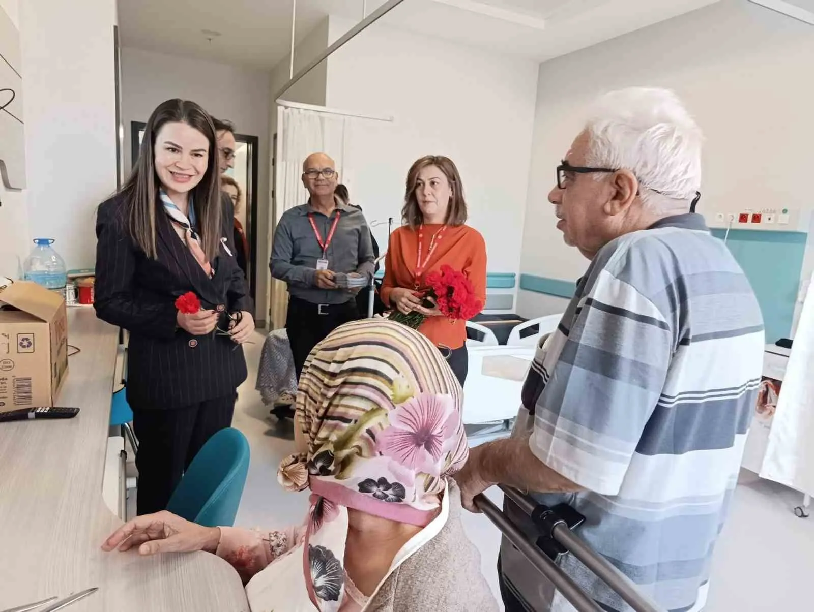 Aydın Şehir Hastanesi’nde hasta memnuniyeti için özel gün: Haklarını öğrendiler, çiçeklerle moral buldular