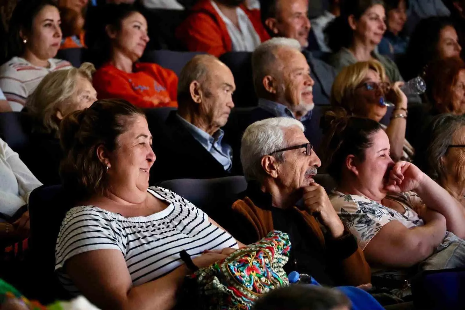 Bodrum tiyatro sahnesinde mizah rüzgarı: Yeni sezon iddialı bir oyunla başladı