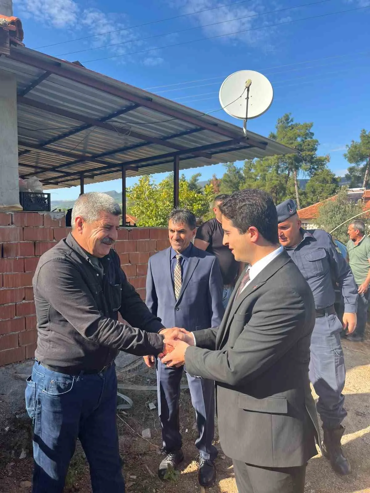 Beyağaç'ta yaraları saran ziyaret: Kaymakam Haydari'den öğrenciye moral desteği