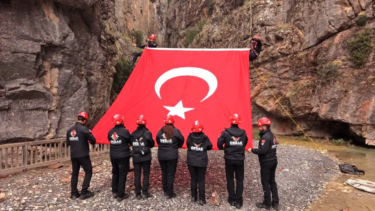 Acıpayam'ın sarp yamaçlarında Cumhuriyet coşkusu: Dev bayrak gökyüzüyle buluştu