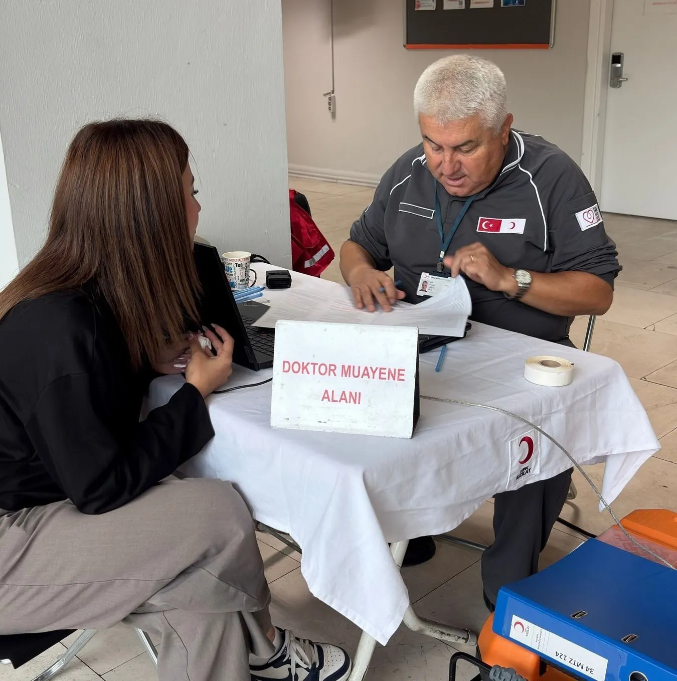 Manisa'da yurtlar iyilik için birleşti: Gençlerden Kızılay'a anlamlı destek
