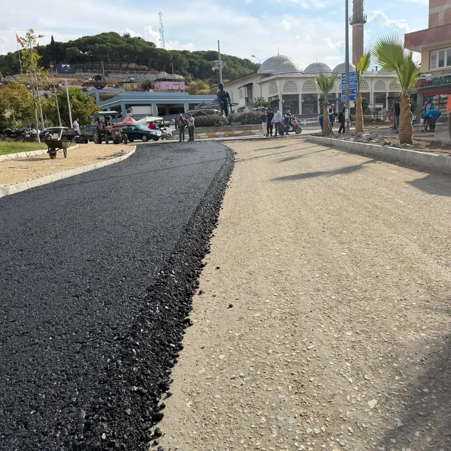 Yenipazar’da asfalt mesaisi: Büyük Menderes Caddesi baştan aşağı yenileniyor