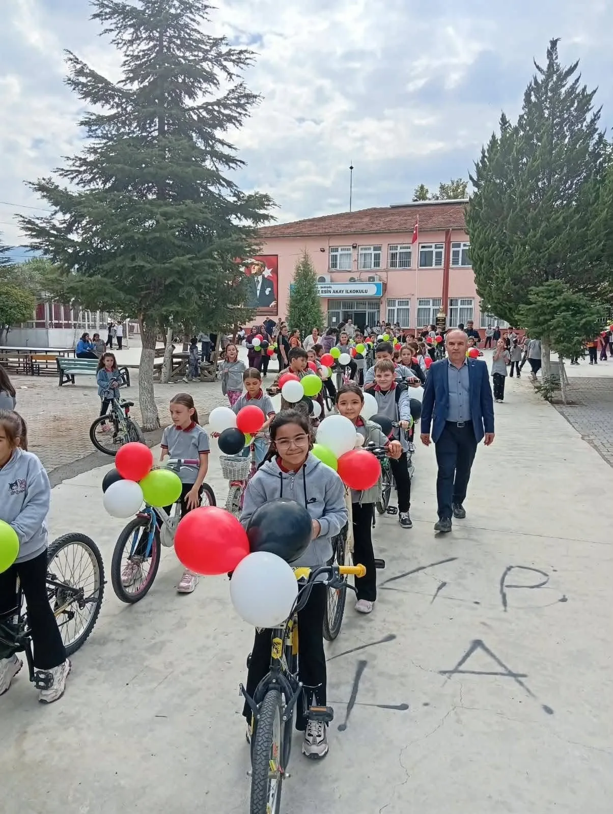 Sarıgöl'den dünyaya barış çağrısı: Uçurtmalar özgürlük için havalandı