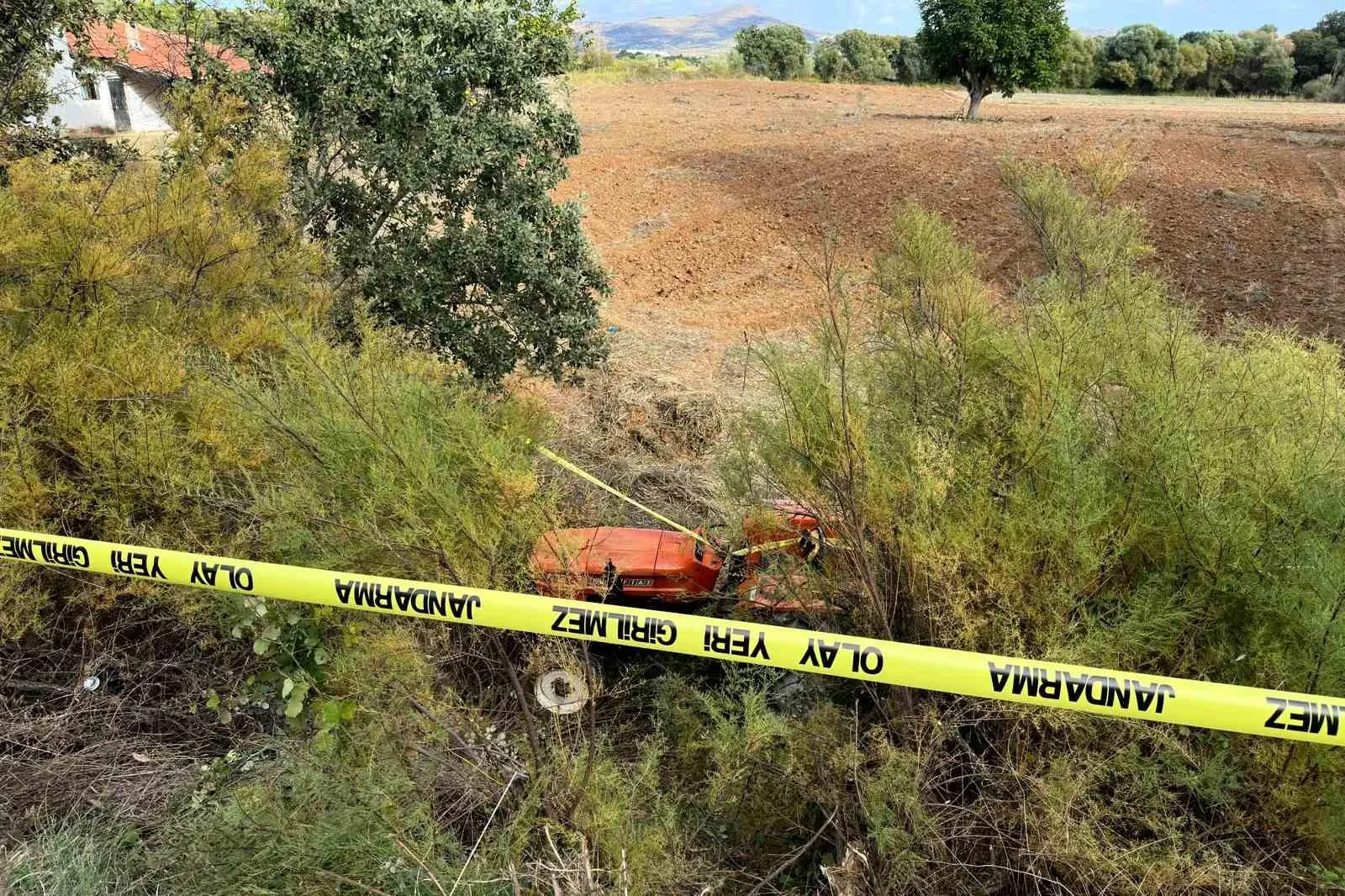 Tarlada acı son: Traktörün altında kalan sürücü hayatını kaybetti