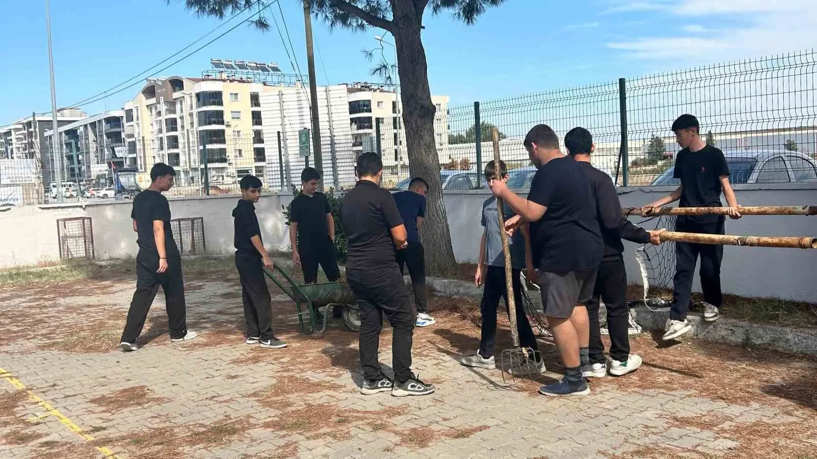 Geleceğin çevrecileri iş başında: Koçarlı'da anlamlı temizlik seferberliği