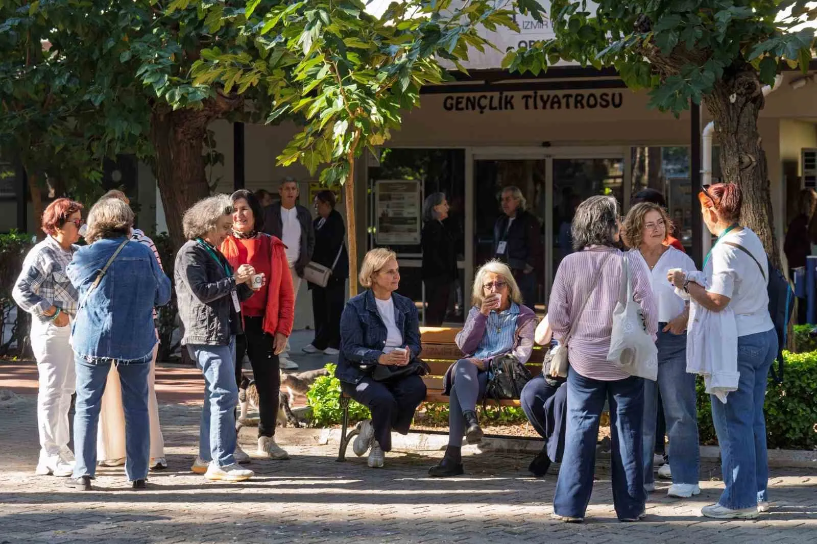 İkinci baharda kep heyecanı: İzmirliler için okul zili yeniden çaldı