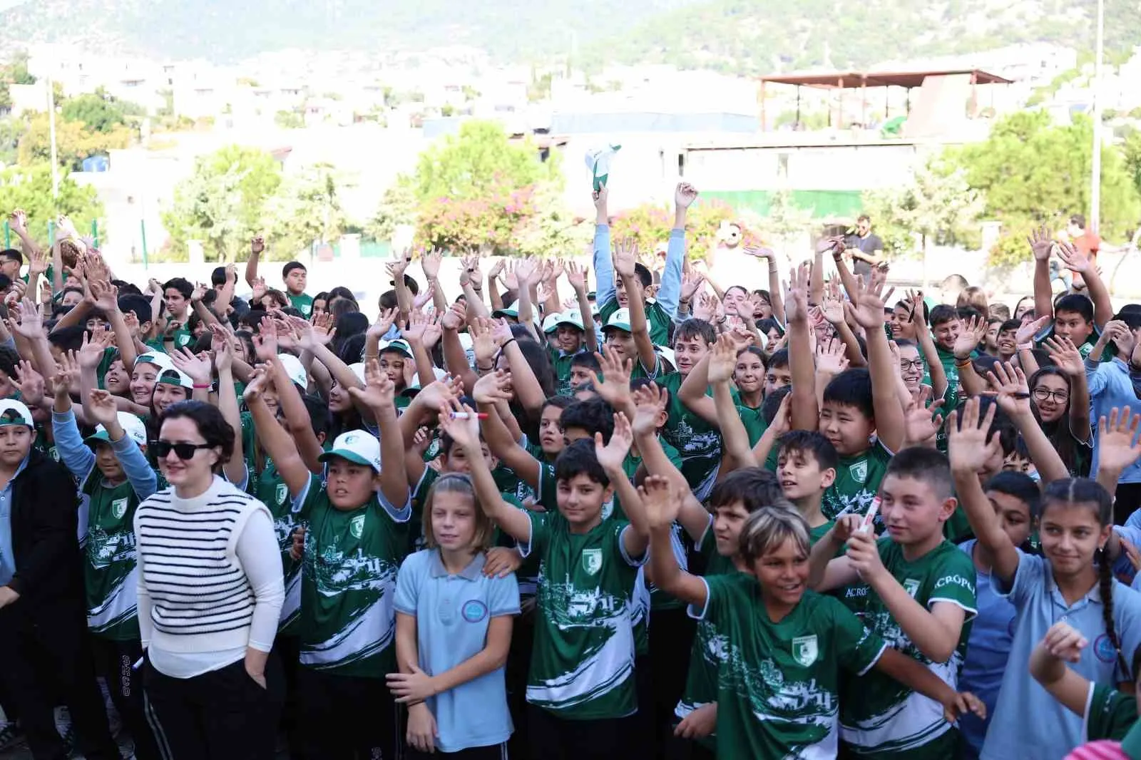 Bodrum FK’dan okullara yeşil beyazlı çıkarma: Miniklerin heyecanı görülmeye değerdi