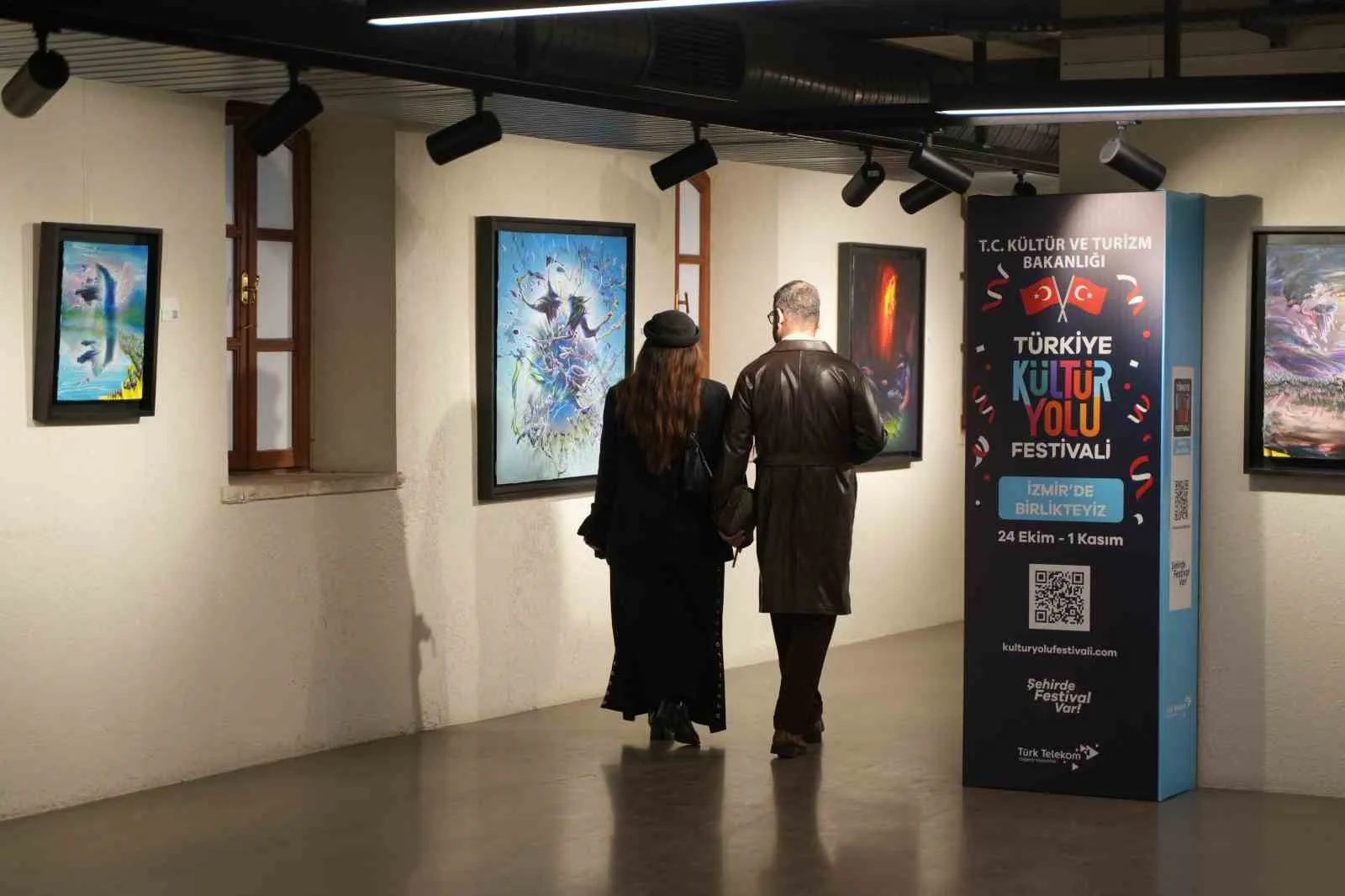 İzmir'in sanat duraklarında derinleşen yolculuk: Aynalardan tuvale uzanan keşif