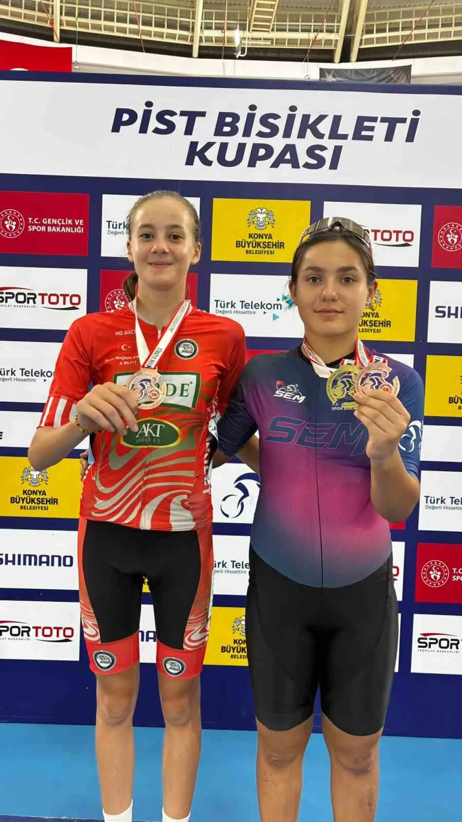 Akhisarlı genç pedallar Konya’da fırtına gibi esti: Madalyalarla döndüler