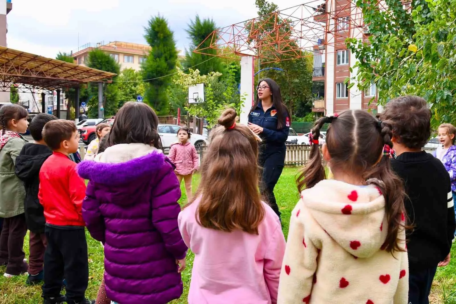 Minik kahramanlar itfaiye istasyonunda: Yangınla mücadeleyi yerinde öğrendiler