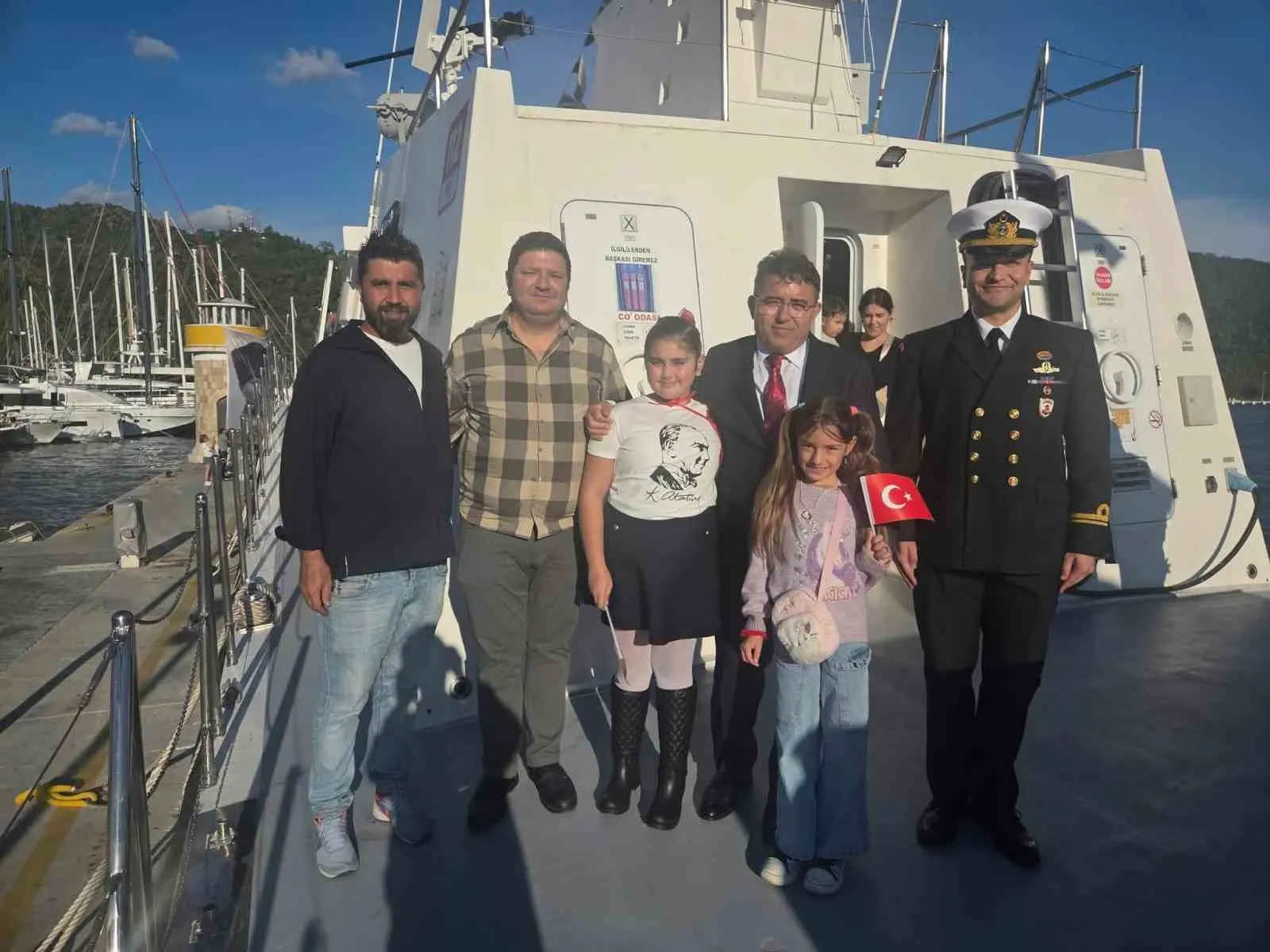 Marmaris’te 29 Ekim gururu: Denizaltı ve sahil güvenlik botu halkla buluştu
