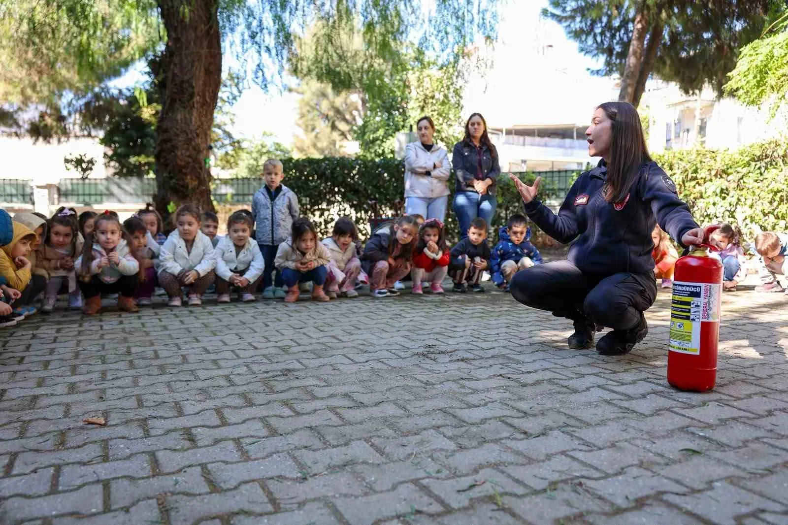 Aydın’ın miniklerine itfaiye eğitimi: Kahramanlarla dolu bir gün geçirdiler