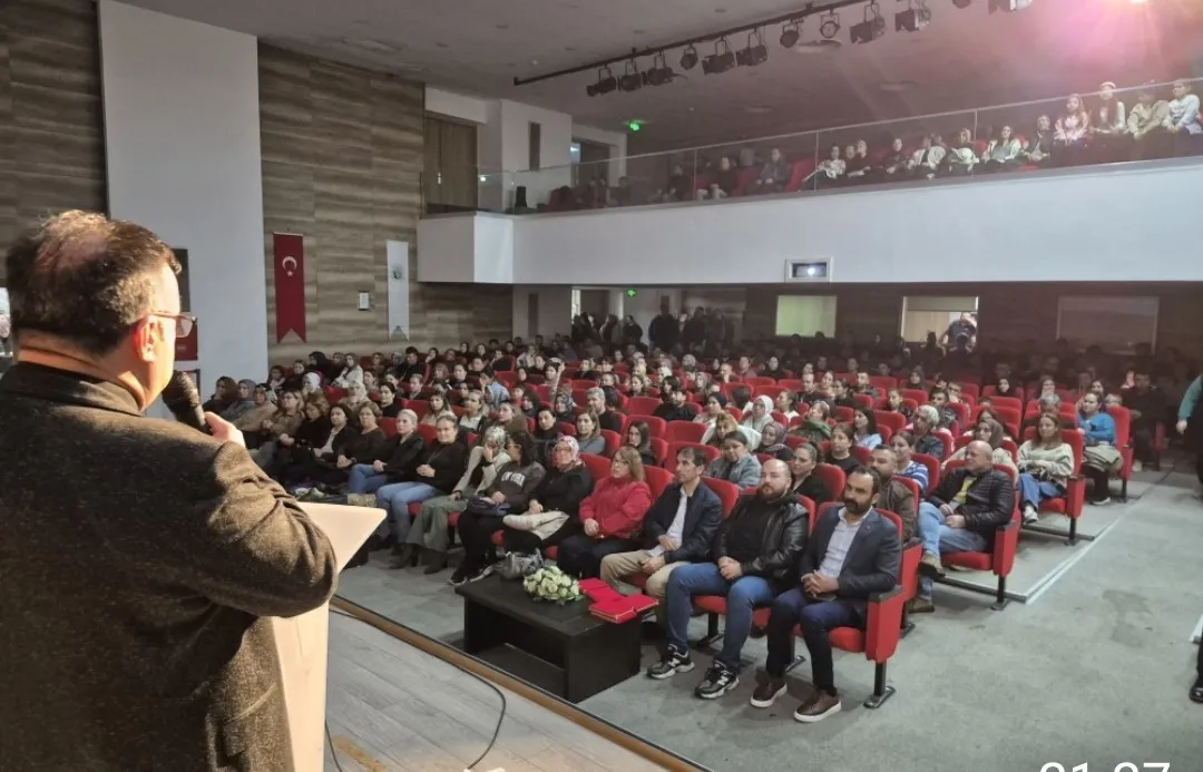 Alaşehir’de velilere ekran uyarısı: Çocuklarımızı dijital dünyada nasıl koruruz?