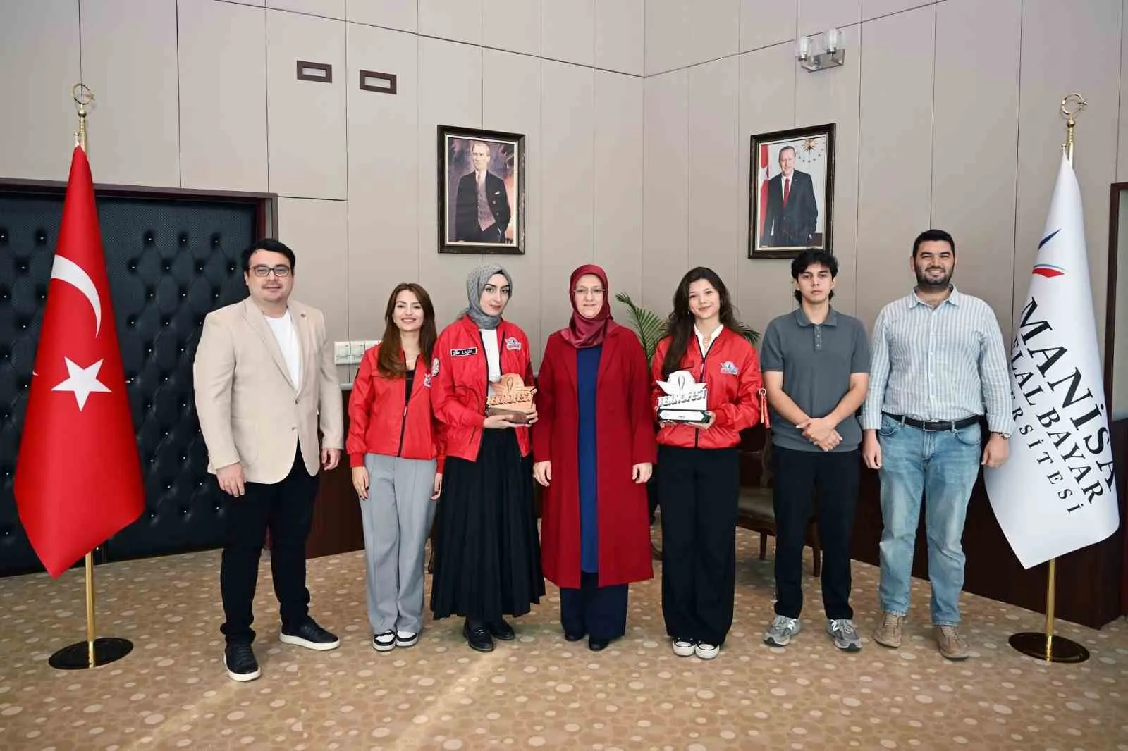 Manisa Celal Bayar Üniversitesi’nde TEKNOFEST rüzgarı: Hem teknoloji hem edebiyatta zirveye çıktılar