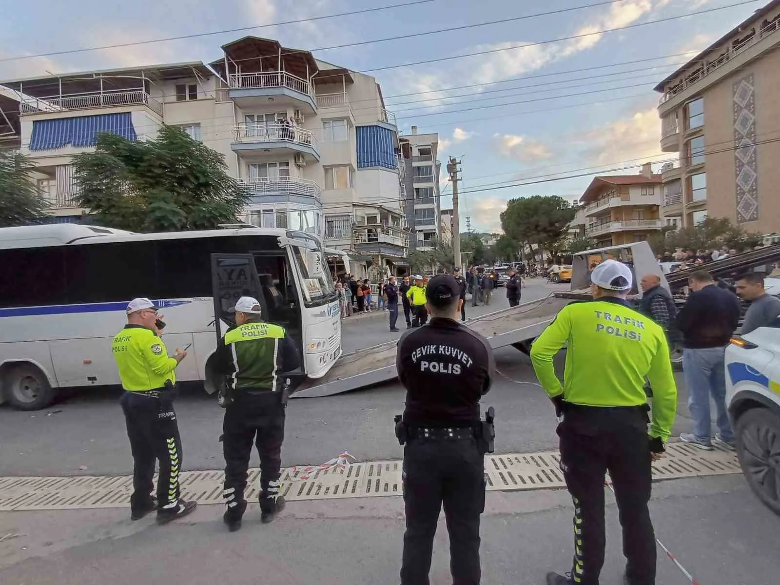 Salihli’de acı dolu anlar: Bisikletli çocuk servis kazasında can verdi