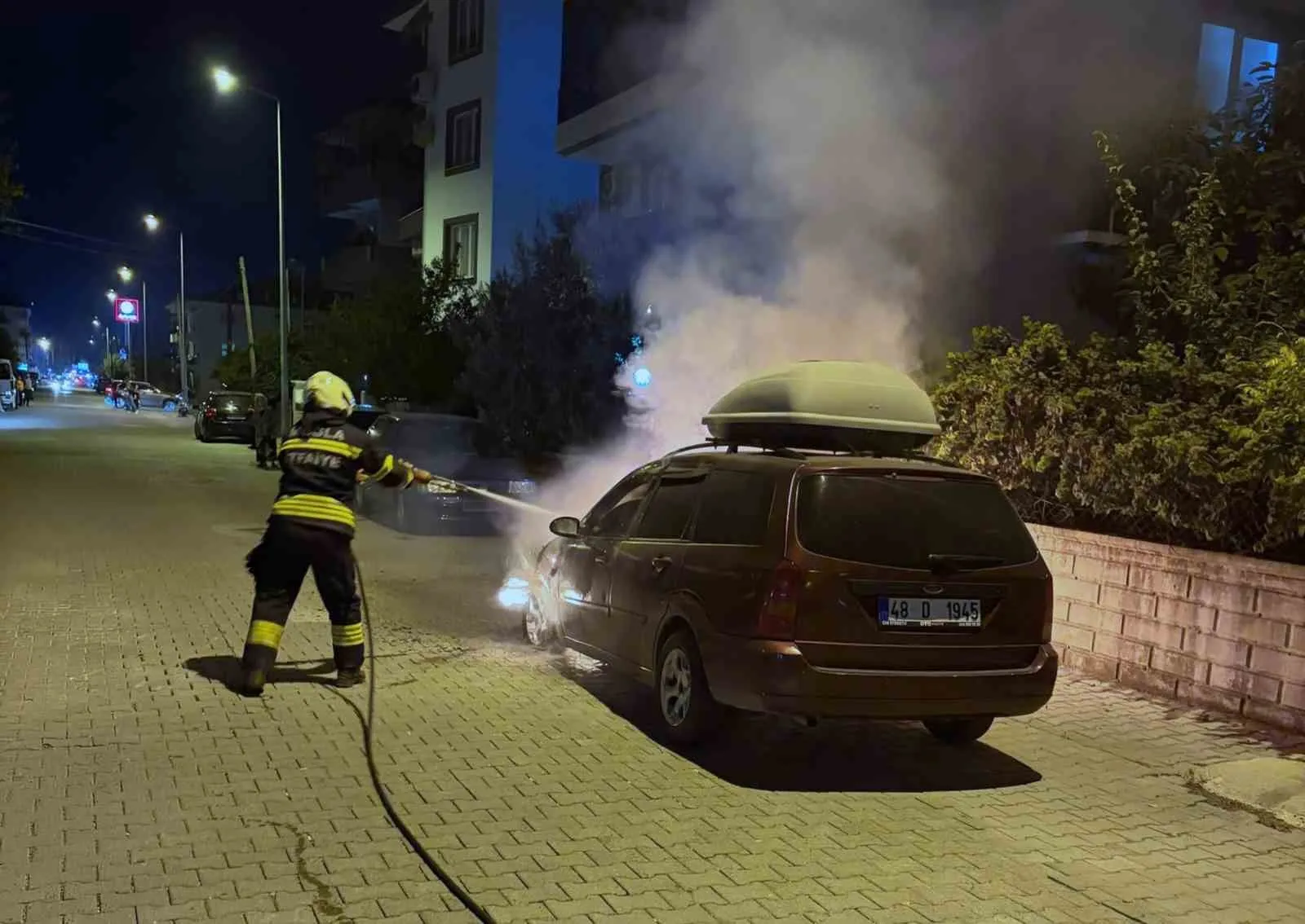 Dalaman'da park halindeki araçtan yükselen dumanlar paniğe yol açtı