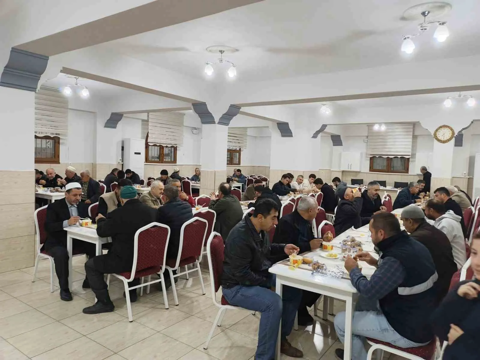 Efeler’de huzur dolu sabah: Cemaat Telli Dede Camii’nde buluştu