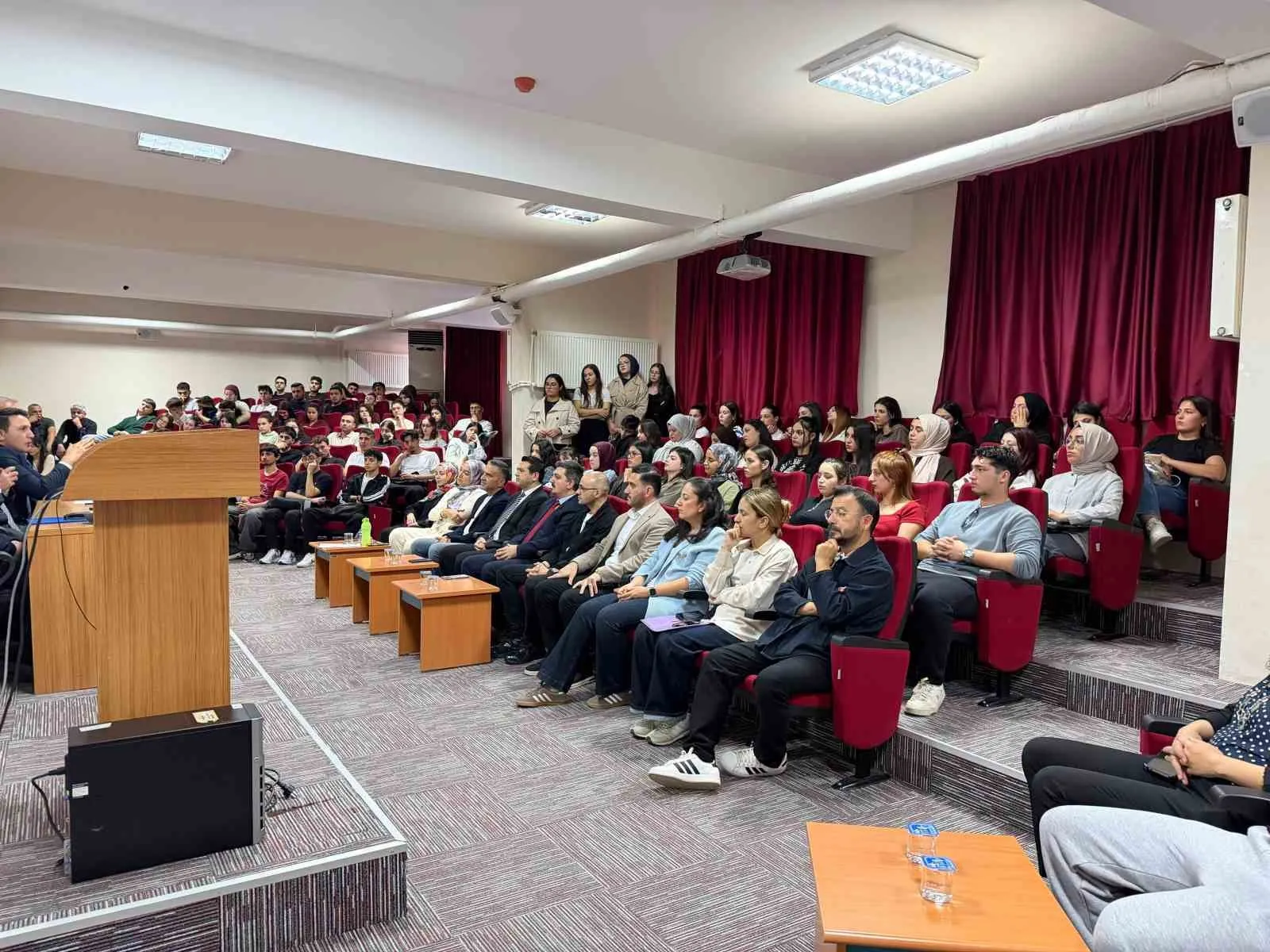 Buharkentli gençler yönetim masasına oturdu: Yerel hizmetler mercek altında