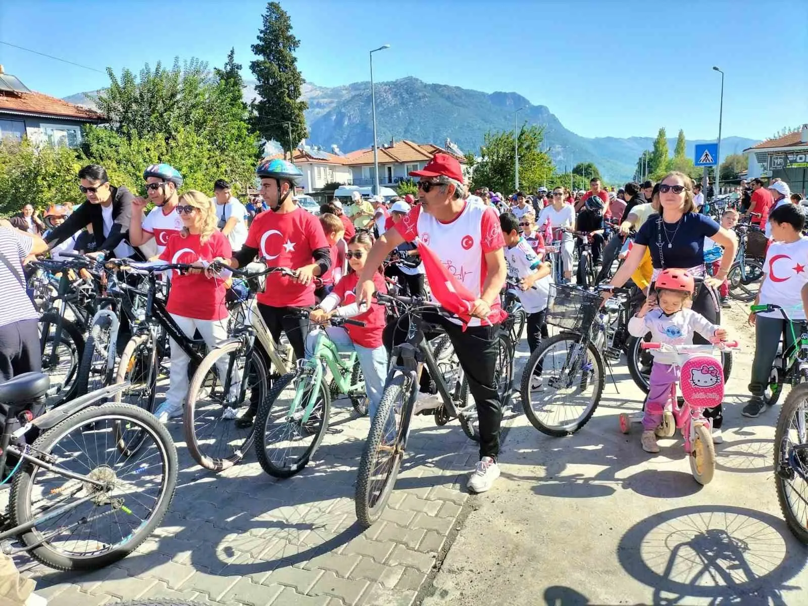 Köyceğiz'de Cumhuriyet rüzgarı: Yediden yetmişe pedal çevirdiler