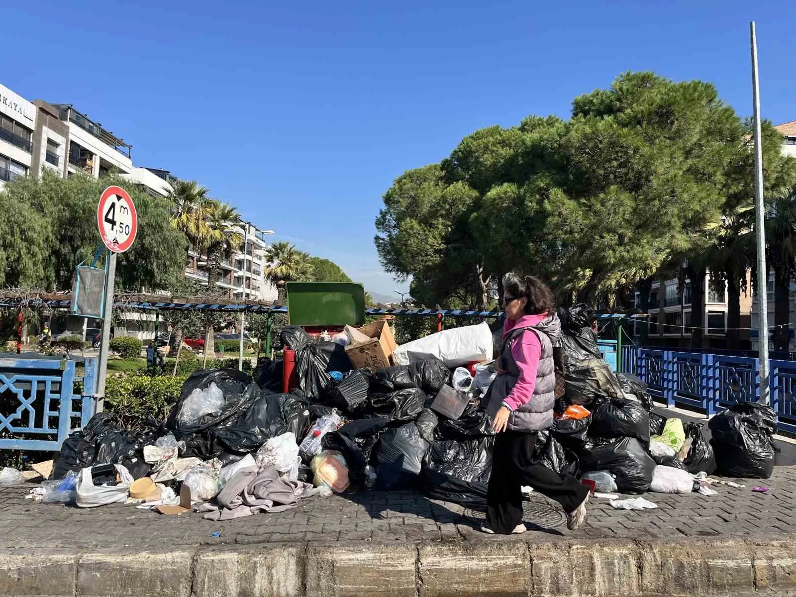 Karşıyaka'da çöp krizi alarm veriyor: İhale iptali sokakları çöplüğe çevirdi