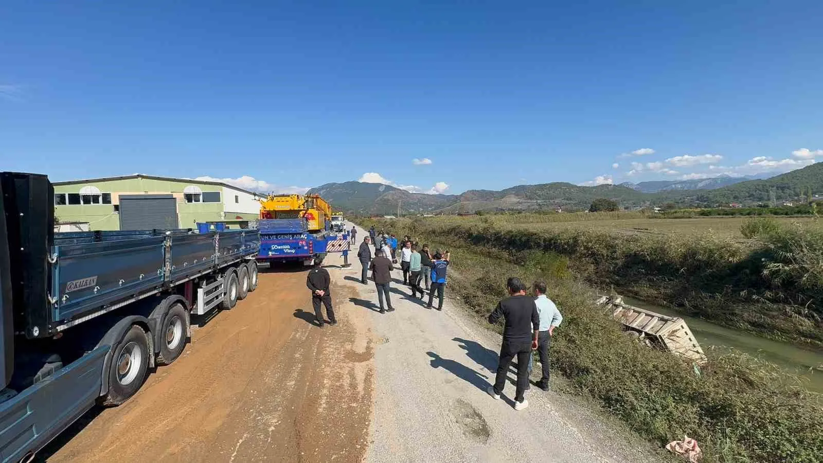 Dalaman'daki taşkın bölgesinde korkutan kaza: Islah çalışması yapan kamyon devrildi