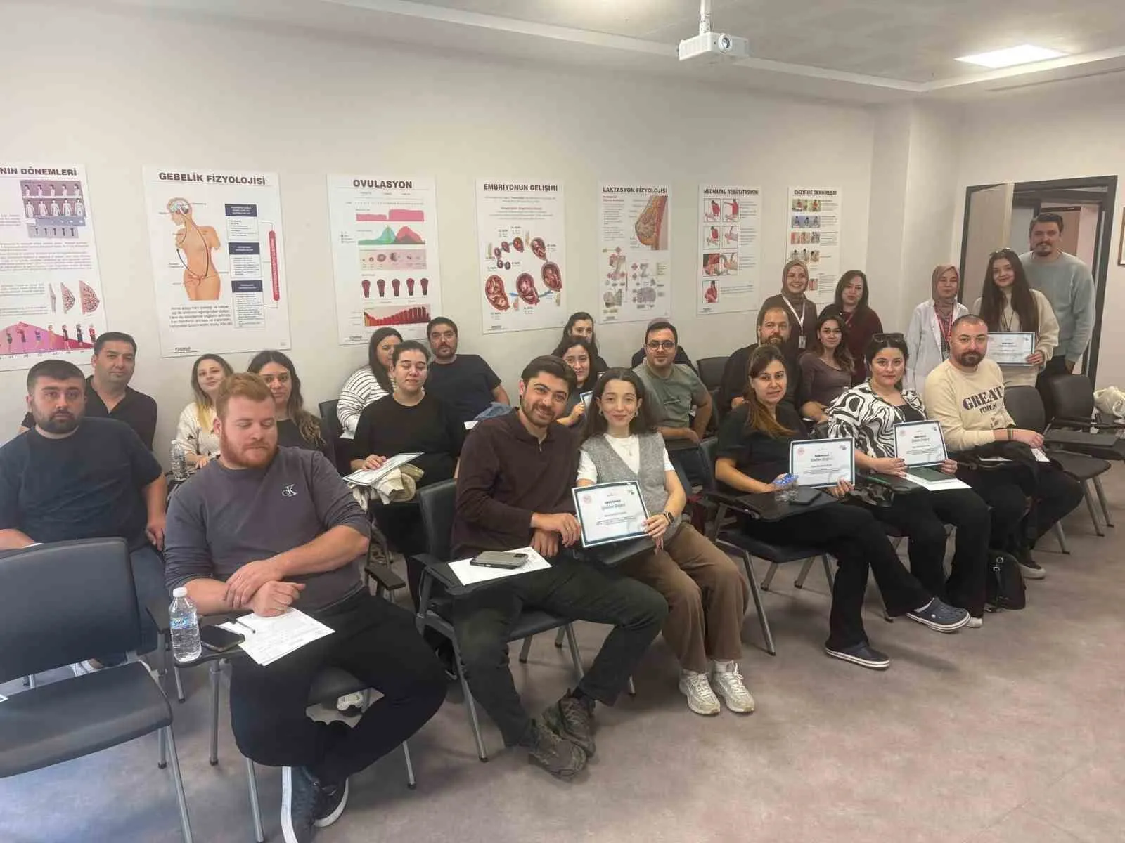 Doğum heyecanını paylaşıyorlar: Aydın’da baba adayları da okul sıralarında