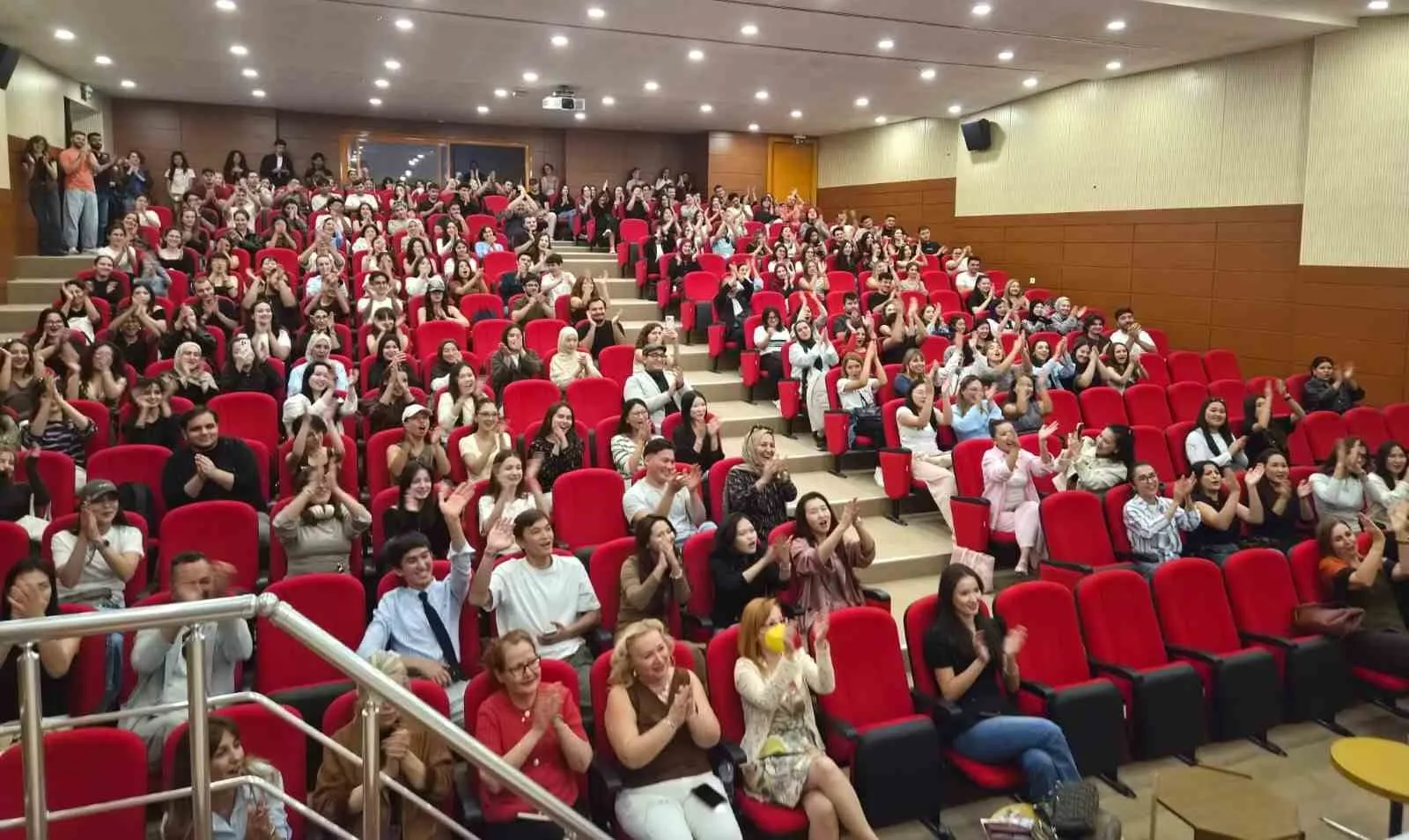 Ege Üniversitesinde kariyer yolculuğu: Ünlü sanatçıdan öğrencilere ilham veren ziyaret