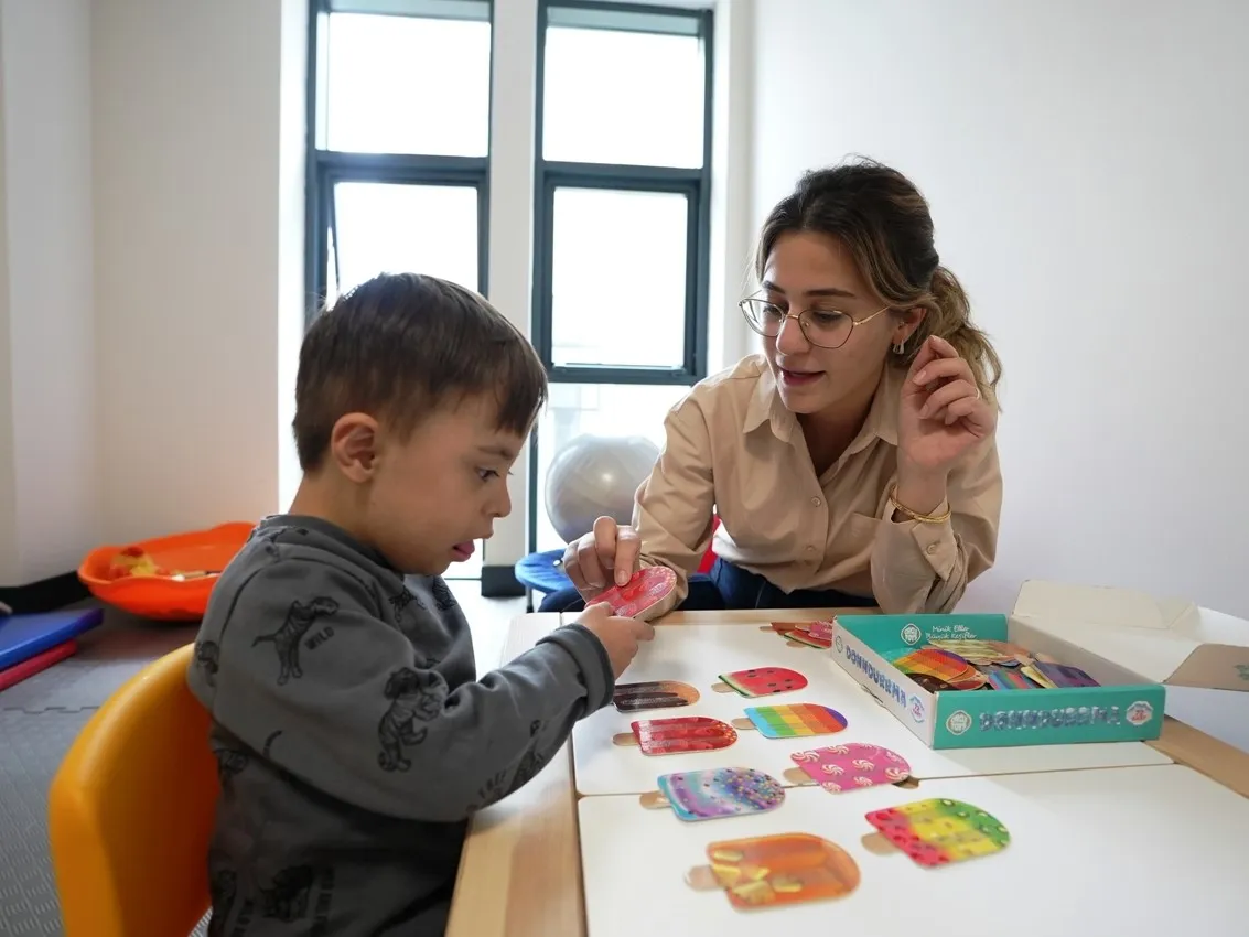 Emeklemekten bağımsız adımlara: Minik Hüseyin’in büyük başarısı