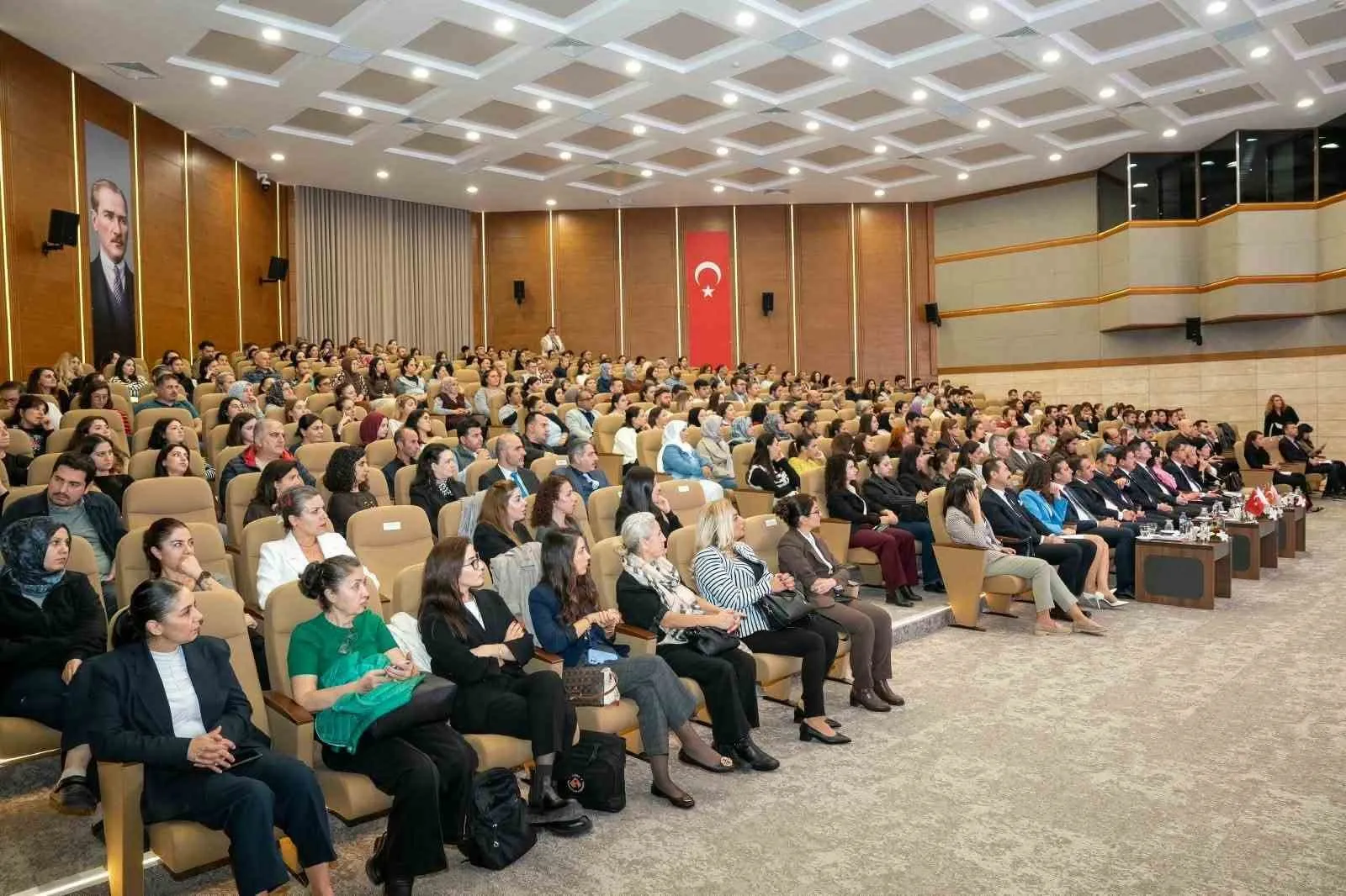 İzmir'de kadınların adalet yolculuğu başlıyor: Hukuki okuryazarlıkla haklar güvence altında