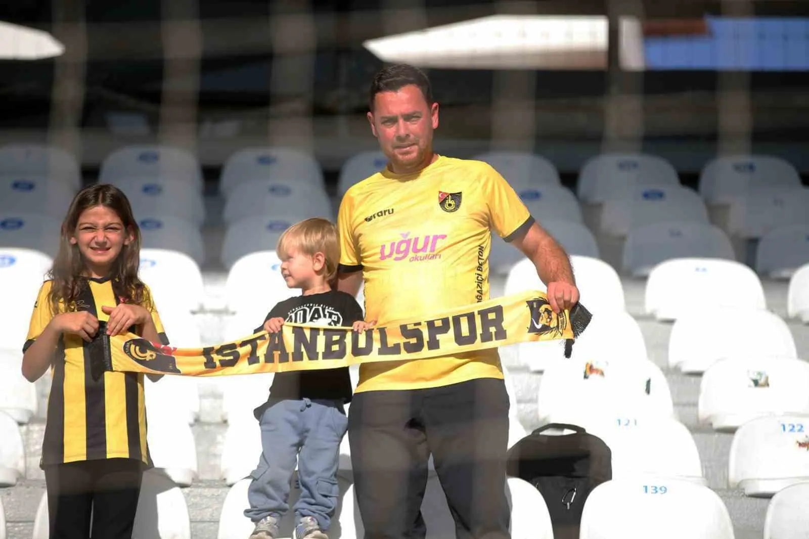 Tribünde üç kişilik ordu: İstanbulspor sevgisi engel tanımadı