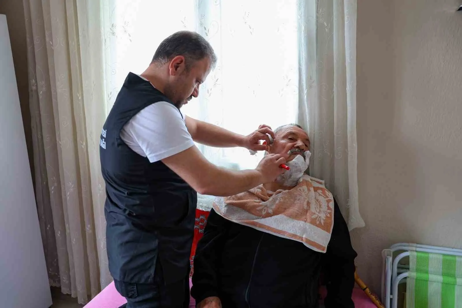 Efeler’de kimsesizlerin kimsesi oldular: Belediye ekiplerinden evlere şefkat ziyareti