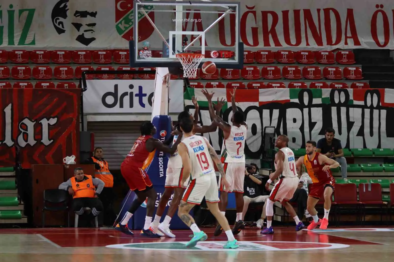 Mustafa Kemal Atatürk Spor Salonu’nda büyük düello: Karşıyaka galibiyeti uzatmada kopardı